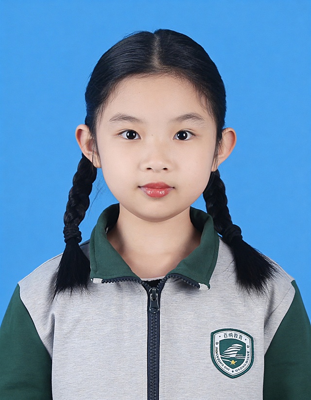 保留第一张图中人物发型,脸型,年龄特征生成标准样式纯正面儿童证件照;人物主体严格居中,头部大小与位置严格对齐第二张图,双肩水平平衡,面部中轴线对齐画面中心,正视前方;标准儿童证件照构图,人物绝对居中,头顶上方距离上边缘高度10%,下巴距离画面下边缘高度36%,人物主体占比约72%;肩部平展与画面水平轴平行;头部占比严格对齐第二张图;提亮肤色,消除暗沉,清透裸妆,隐形毛孔,均匀肤色,唇色自然提亮;肤色白皙细腻,原生轻透肤质;眼神澄澈,看向镜头,气质自信,嘴角微微上扬表情自然;耳廓可见度一致;肩部平展,肩线与画面水平轴平行;头肩比例协调呈现;免冠,不戴帽子,无头饰,无发带;不戴眼镜,无胡子,保留面部痣,去除包包,去除背带/肩带,去除胸前装饰;身着浅灰色拼深绿色翻领拉链针织外套，保留百纳教育校徽标志;柔和正面顺光均匀柔光,面部明亮无硬影,背景均匀提亮,画质清晰,零噪点降噪;面部清晰;背景亮度均匀统一;高清锐利画质,细节清晰可见;零噪点处理;色彩还原自然;均匀柔和布光,无明显阴影,面部光影干净,柔光正面打光,自然光影过渡,皮肤质感细腻,哑光质感;标准焦段50mm,纯正面,入境范围头部至胸部以上区域,F/4光圈(兼容F/2.8-F/4区间),平视视角(镜头与人物视线完全齐平),正视视图;人物绝对居中(居中构图),位于画面中心;严格限定标准证件照规格;视线水平(瞳孔连线与画面水平线平行);双耳对称露出,双肩水平且平衡,头部占比严格对齐垫图,禁止大头照(画面铺满画布,无边框留白);专业证件照质感,高清人像质感,细腻皮肤纹理,严格按照第一张图内容生成,分辨率4K,极简纯色蓝色背景，画面比例5:7