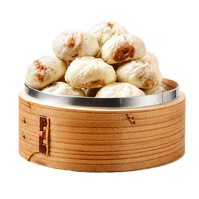 产品精修，产品置于纯白背景上，专业商业棚拍光，5500K标准中性白光，轮廓光，体积光，曝光正确，强烈真实立体感，接地处保留干净浅淡的自然接触阴影，严禁大片投影、脏灰阴影和悬浮感，主体居中，商品完整入画不裁切，商品外轮廓视觉体量约画面60%-80%，四边均匀留白约10%-20%，严禁满幅铺满与贴边顶满，极致超清画质，细节清晰锐利，4K分辨率，商业级实拍质感，保留原图真实材质与结构细节，清除底纹、广告条、贴片、角标、文字残留、非商品自带Logo、水印、平台标识和杂色背景，去除非售卖主体杂物，严禁误删商品结构，锁定原图商品颜色，多件商品逐件对应原图色相、材质光泽和分段色块边界，锁定原图商品轮廓、件数、部件位置、连接关系、标签文字和可见功能细节，只做精修不重绘结构，全部商品须入画，件数、配色SKU、材质光泽逐件对应原图，严禁丢件、合并、串色或互换颜色，小笼包面皮：柔软蓬松发面质感，面皮褶皱自然，表面有油润光泽，竹制蒸笼：木质/竹质纹理自然，纹路方向和色差按原图保留，金属包边：光面金属质感按原图锁定，高光边线清晰，反射干净但不过度镜面化，前侧视图，标准透视校正，正常透视焦段，保持同类机位，比例1:1