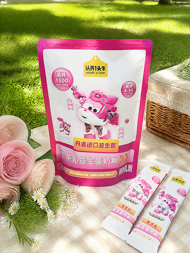 产品主图：参考图2的认养一头牛益生菌奶粉袋装产品（粉色包装，超级飞侠小爱图案，完整保留所有文字、logo、颜色、图案和包装材质），放置在户外野餐场景中。米白格纹野餐布上，旁边有粉色玫瑰花和小雏菊，背景是绿色草地和树影阳光，参考图1的清新户外野餐氛围。产品居中为视觉焦点，包装细节清晰完整。超写实生活摄影，手机实拍质感，清新自然有阳光感。严格锁定宽高比为3:4。