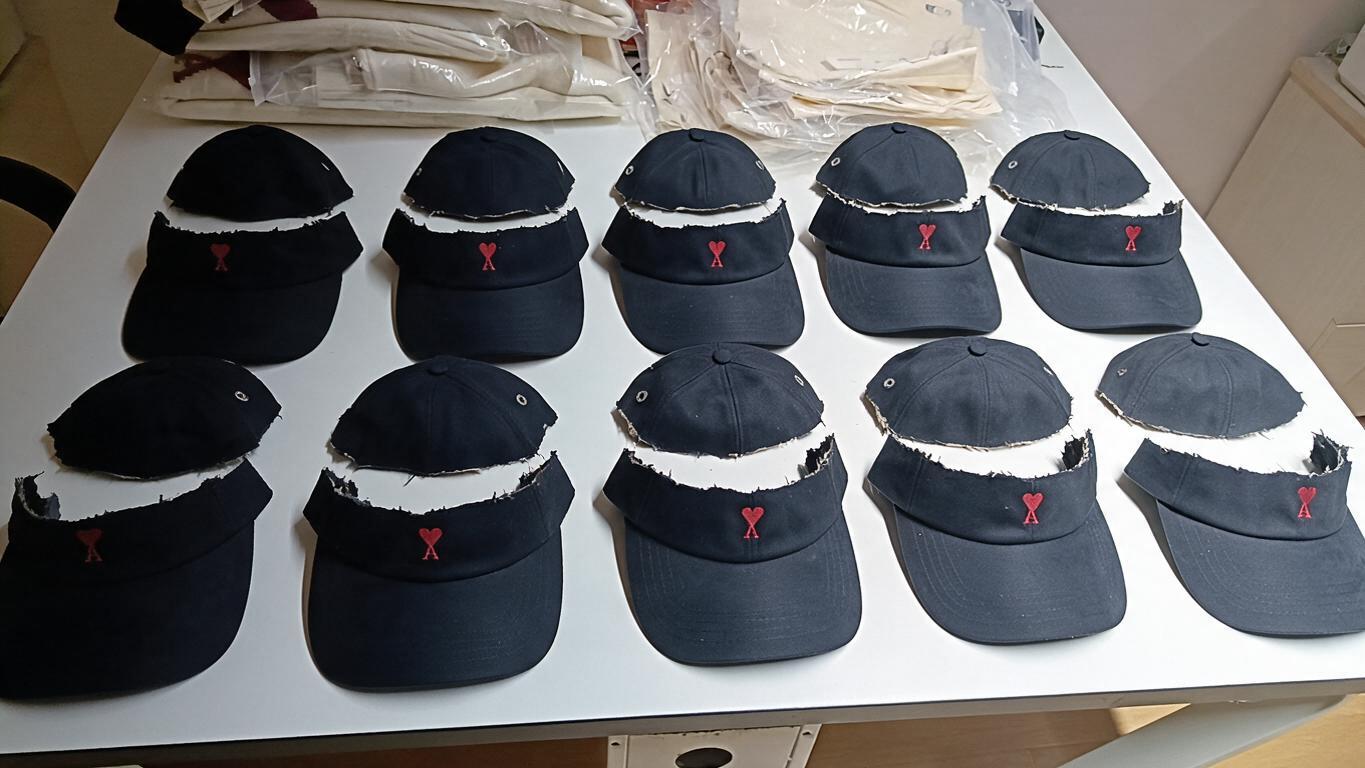 Ten baseball caps arranged in t… - 图片创意预览
