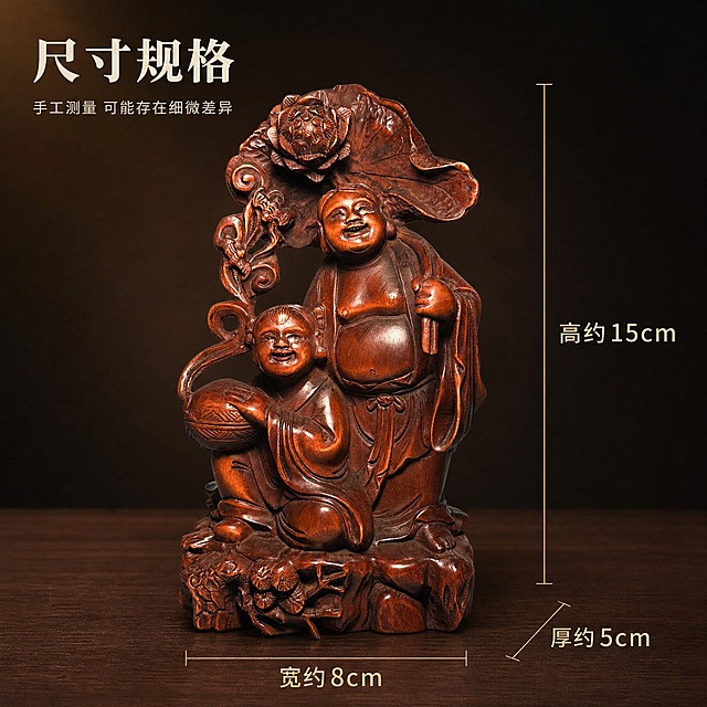 【拼多多主图6 尺寸规格】1:1 方形电商主图，新中式深色静物商业摄影。本屏只允许出现用户提供的三个尺寸数字 15、8、5（厘米），不得出现任何其他尺寸、重量、容量数字。
[产品] 严格保持输入图外观：深红棕色黄杨木雕“和合二仙”摆件（两位笑面人物、荷叶荷梗、圆形果盒、松石山子底座），正视角完整居中，不得改变人物数量、相貌、姿态、法器、颜色与雕工。
[构图] 产品占画面高度约65%并居中偏左，立于深胡桃木台面，右侧预留尺寸标注区；用暗金色细尺寸线标出三向尺寸——右侧竖向尺寸线标注“高约15cm”，底部横向尺寸线标注“宽约8cm”，右下斜向尺寸线标注“厚约5cm”；尺寸线细而克制，不遮挡产品；台面有自然接触阴影。
[光影质感] 左上45度暖柔光，木雕油润反光，暖琥珀色温，背景深棕黑渐变。
[配色] 深棕黑背景、深胡桃木台面；标题暖米白，正文浅暖灰，强调暗金。
[文字版式] 左上主标题“尺寸规格”（宋体类衷线粗体、暖米白、最大字号），下方副标题“手工测量 可能存在细微差异”（浅暖灰、字号缩小一半），三处尺寸文字“高约15cm”“宽约8cm”“厚约5cm”均横向单行书写；所有文字一律横排。
[禁止] 除15、8、5 之外的任何尺寸、重量、容量数字；不得自行添加参数表、刻度尺或第二个尺寸框；文字竖排/旋转/单字竖列；功效类文案与绝对化用语；平台Logo、水印、二维码、装饰边框；道具上的文字或图标。