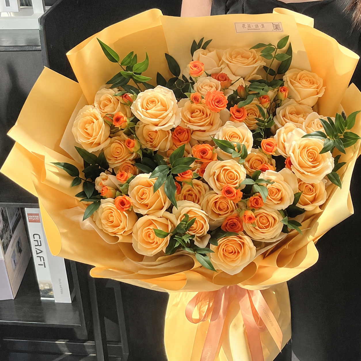 将图中的花束及包装完整替换为图2中的香槟色玫瑰花束和黄色包装，… - 图片创意预览