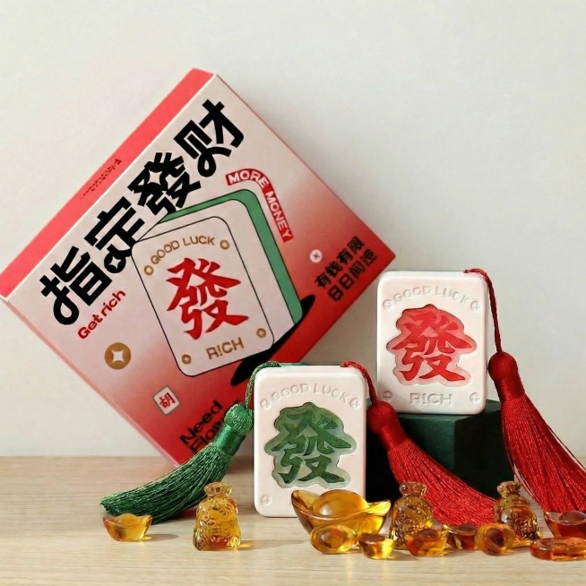 把两个麻将香薰放在桌子上预览效果