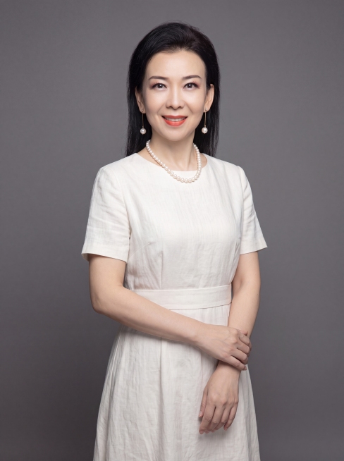 参考图重新生成，保留原人物长相五官特征不变，半身形象照，摄影棚级，干净中性灰色纯色背景，穿搭米白色纯色收腰连衣裙，自然站姿双手交叠身前，自然真实质感，不改变人物五官长相，专业打光，高清画质，半身形象照预览效果
