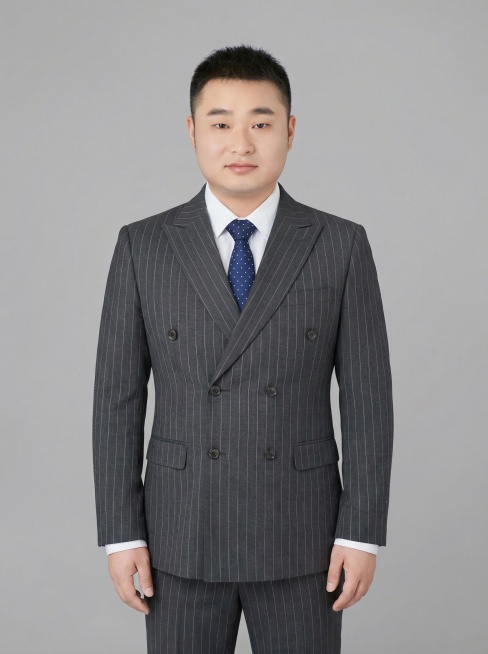 帮我生成图片：这是我的职业照，帮我按照我的照片，换不同西装，1. 单手插兜侧身站
2. 双手交叉抱胸站姿
3. 手肘支撑桌面坐姿
4. 侧身轻靠墙面/桌边站姿
5. 双手自然垂身正面站
6. 单手托腮预览效果
