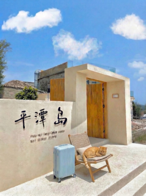 在休闲椅子的坐垫上放置一只橘猫，保持原有场景布局、色彩和光线不变，橘猫和场景自然融合预览效果