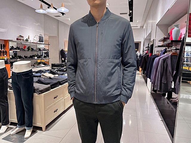 将这件衣服熨烫平整，调整白平衡，修正曝光，穿在模特身上