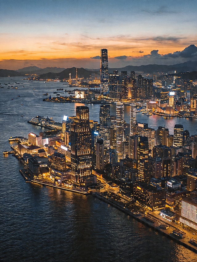 香港维多利亚港沿岸摩天大楼实拍图，傍晚城市天际线，繁华都市景观，高清写实摄影，作为小红书封面底图