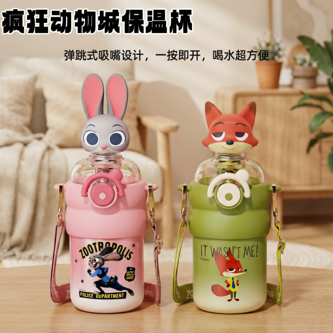 这是一款疯狂动物城保温杯，换个背景，要家居类的，温馨简约一点，把背景虚化，第一眼要先看到杯子，杯子是视觉中心，添加【疯狂动物城保温杯】【弹跳式吸嘴设计，一按即开，喝水超方便】文字，杯子的数量款式颜色都预览效果