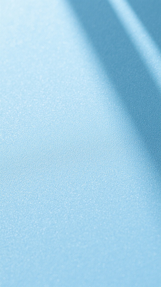 一张具有细腻磨砂金属质感的卡片式设计，整体呈现出纯净的天蓝色调，表面带有柔和均匀的细微颗粒纹理。右上角有两道从光源方向投射下来的、渐变模糊的长条形阴影，阴影边缘自然柔和，与主体色调形成微妙的明暗对比。整个画面简洁干净，色彩过渡平滑，光影效果柔和不刺眼，保持了磨砂金属特有的细腻触感和哑光光泽，营造出简约而高级的视觉氛围。