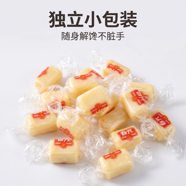 [主图 4] 春光榴莲奶糖包装卖点主图，突出独立拧结包装优势，参考上传图片里真实的独立小包装样式，包装是透明玻璃纸拧口设计。[氛围风格] 清爽食欲感，拼多多电商风格，直白高性价比；[画质] 商业摄影质预览效果