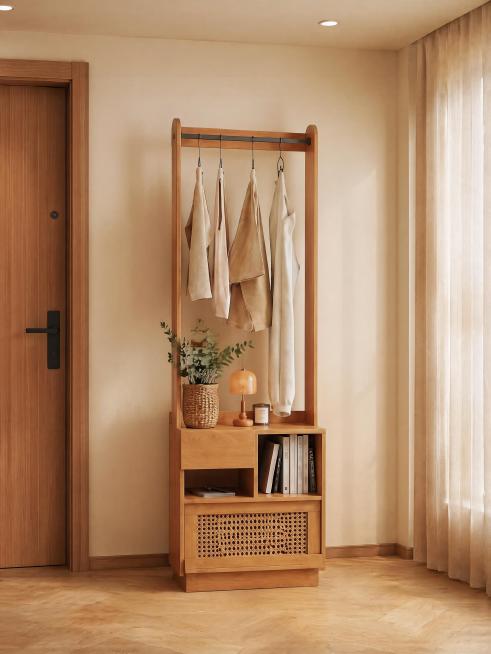 原木色挂衣架储物柜，严格参照上传产品图https://gdesign-dam-hz.dancf.com/37015631077432342/55e2ce6050e34253b6f2b9a9a83500预览效果