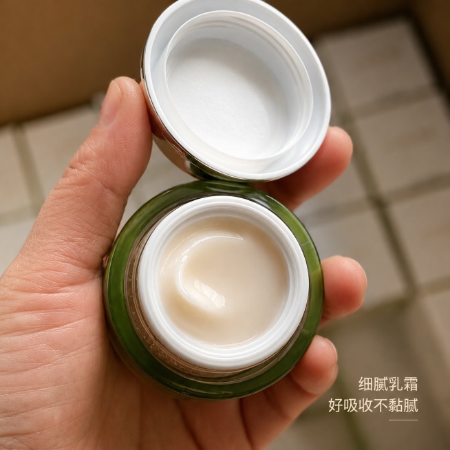[主图-3] 自然堂雪松御龄霜质地展示主图。
[氛围风格] 真实质感，细腻通透，干净高级。
[画质] 微距商业摄影，清晰通透，细节放大呈现，产品真实自然。
[元素] 保持打开的面霜产品外观和结构与输入预览效果