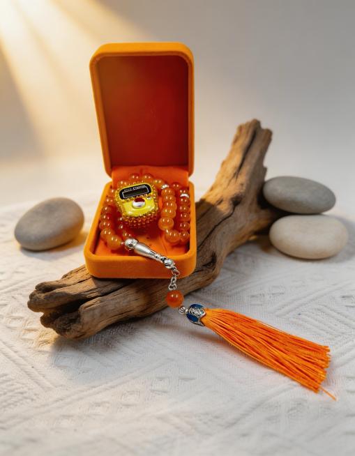 参考图2的禅意构图，重新生成，保持图1念珠和绒盒的原始颜色、结构、文字完全不变，更换不同形态的枯木道具，调整鹅卵石位置，让画面构图更平衡，保持丁达尔暖光氛围感，产品细节完整清晰。预览效果