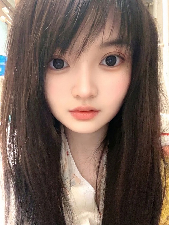 根据图中的右眼，对称修复左眼，让左眼和右眼大小、形状、风格保持一致，保留原图的长发、五官、衣着和整体风格不变