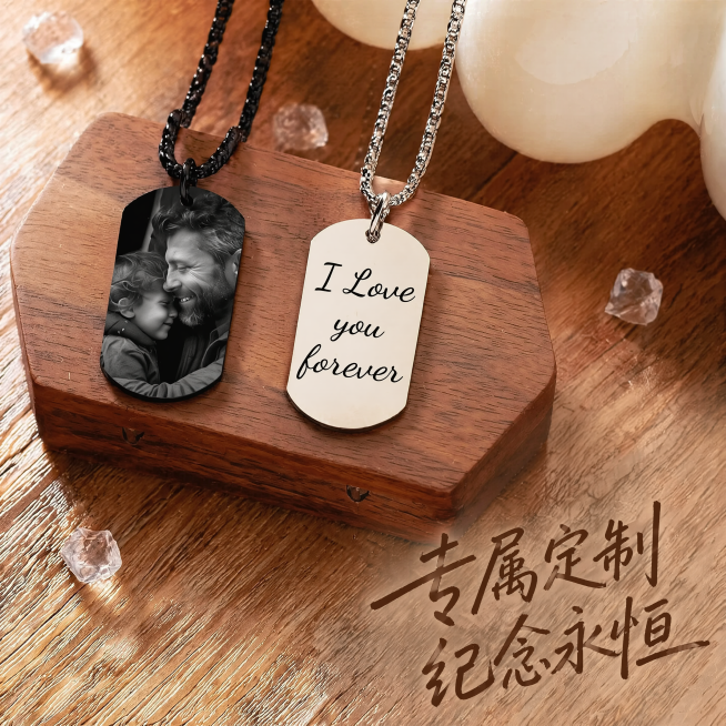 [主图-5] 定制军牌项链专属定制服务展示
[氛围风格] 简约温馨，突出礼赠与定制属性
[画质] 商业摄影质感，画面干净高级，超高清
[元素] 展示一对军牌项链，一面是定制人物照片，另一面是手工雕刻文预览效果