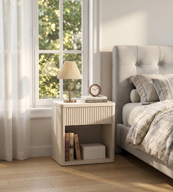 参考图中的床头柜放在画面中心，放置在明亮卧室床边的窗边，搭配软包床和美式风格床品，左侧有白色纱帘，窗外绿植透入柔和自然光，暖调光影，阳光洒入形成明暗对比，体现床头柜波浪纹凹凸起伏的立体感，北欧小清新风预览效果