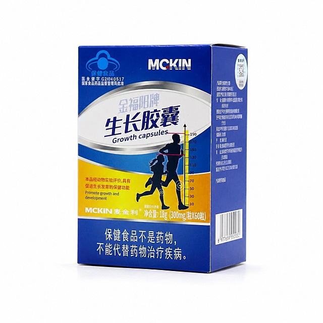 产品精修，产品置于纯白背景上，专业商业棚拍光，5500K标准中性白光，轮廓光，体积光，曝光正确，强烈真实立体感，透视畸变，接地处保留干净浅淡的自然接触阴影，严禁大片投影、脏灰阴影和悬浮感，主体居中，商品完整入画不裁切，商品外轮廓视觉体量约画面60%-80%，四边均匀留白约10%-20%，严禁满幅铺满与贴边顶满，极致超清画质，细节清晰锐利，4K分辨率，商业级实拍质感，保留原图真实材质与结构细节，需商业新品化，提升商品洁净度和商业新品感，清除旧痕、灰暗、脏斑和不均匀色块；保留原图颜色分区、材质色相、结构和功能细节，禁止整体提亮改色，锁定原图商品颜色，颜色以输入图为唯一参考，分段部件颜色边界按原图锁定，锁定原图商品轮廓、件数、部件位置、连接关系、标签文字和可见功能细节，只做精修不重绘结构，瓶身、泵头、喷头、瓶盖、瓶肩、标签和外盒结构与原图一致，瓶身文字与 Logo 零改写，禁止改变瓶型、盖型、泵头方向或标签排版，哑光/半哑光塑料质感，柔和漫反射，低高光，表面细腻，锁定原图材质表现，保持原有质感、光泽、纹理和色相关系，四分之三侧视图，严格保持原图透视，严禁扶正，严禁镜像翻转，比例1:1