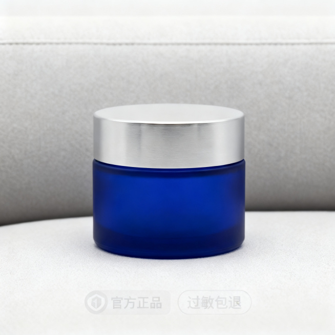 [主图 5] 产品全貌展示促销图。[氛围风格]简约高级品质感；[画质]商业摄影质感、光线柔和通透、产品清晰真实、画面干净高级，画质高清。[元素]蓝色磨砂膏霜罐居中，保持产品外观（物理结构、磨砂质感、蓝预览效果