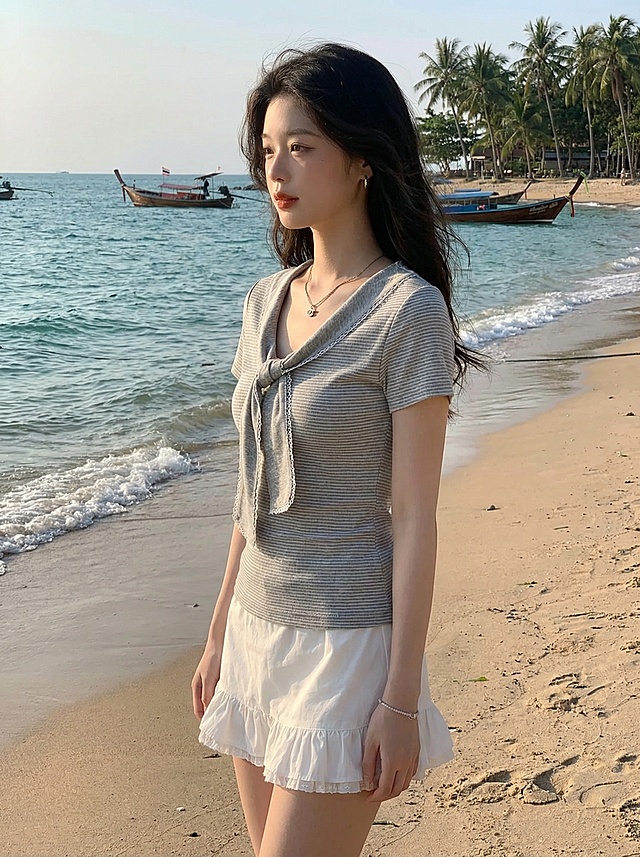 保持模特和衣着不变，模特保持45度侧身姿势，展示服装45度角度效果，将背景更换为泰国芭提雅海边户外场景，自然真实风格，背景不改变模特衣着和人物本身，保留产品所有细节，高级感松弛感，柔和时尚摄影光影，自然抓拍，无边框大图
