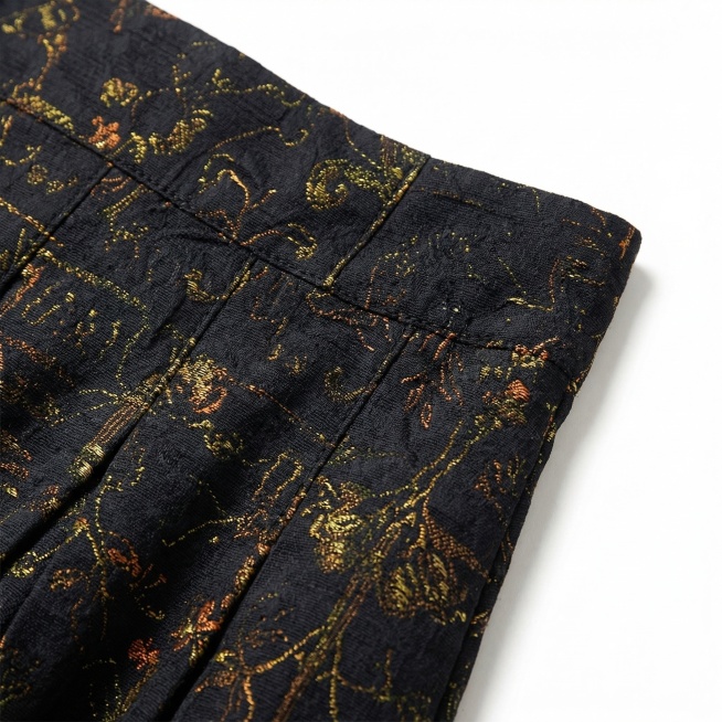 特写这条黑底碎花大摆裙的腰部部分，重点展示腰头压褶工艺、裁线走线、复古提花面料细节，突出做工质感，保持原裙子颜色和设计不变，专业服装细节摄影，清晰锐利，纯白背景预览效果