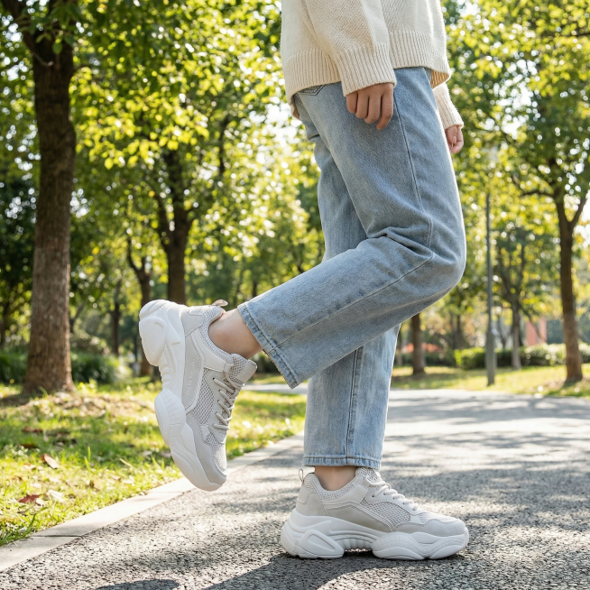 女生穿着这双浅灰色网面厚底老爹鞋在户外，自然清新的户外环境，街拍风格，阳光明媚，展示鞋子的穿着效果，画面自然真实预览效果