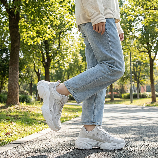 女生穿着这双浅灰色网面厚底老爹鞋在户外，自然清新的户外环境，街拍风格，阳光明媚，展示鞋子的穿着效果，画面自然真实