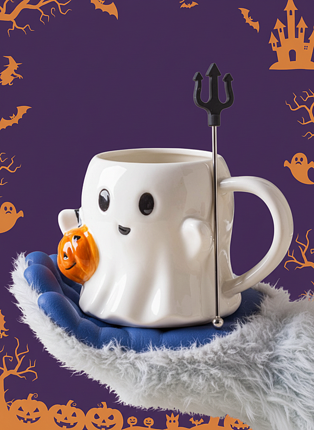 一只毛茸茸的雪怪（白色毛+蓝色掌心）的手托着主体，紫色背景，边缘点缀橙色剪影风格的万圣节元素：南瓜灯、幽灵、蝙蝠、女巫剪影、城堡和扭曲的树木