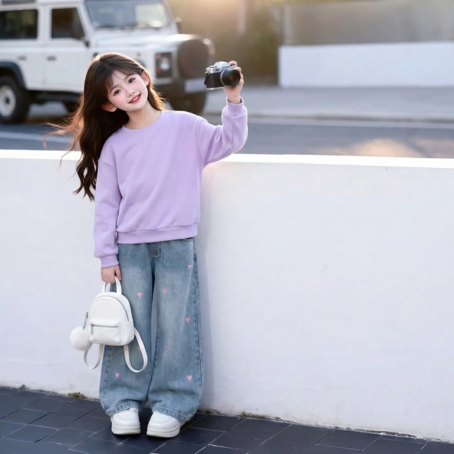 把图1的衣服和裤子给图的2的人物穿上，保留原场景光影，保持图2的人物的五官和发型不变，图片宽高尺寸不变，背景不变，鞋子不变，人物姿势不变，保持图1的衣服和裤子的款式和颜色不变预览效果