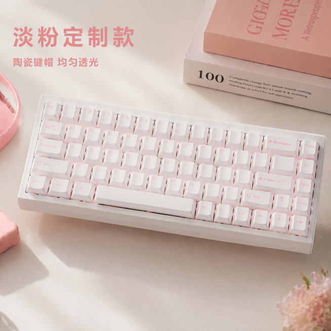 [主图-2]淡粉色白彩字陶瓷键帽87配列白色键盘展示图。
[氛围风格] 简约清新ins风桌面实拍；
[画质] 商业摄影质感、光线柔和通透、产品清晰真实、画面干净高级，超高清分辨率。
[元素] 87配列预览效果