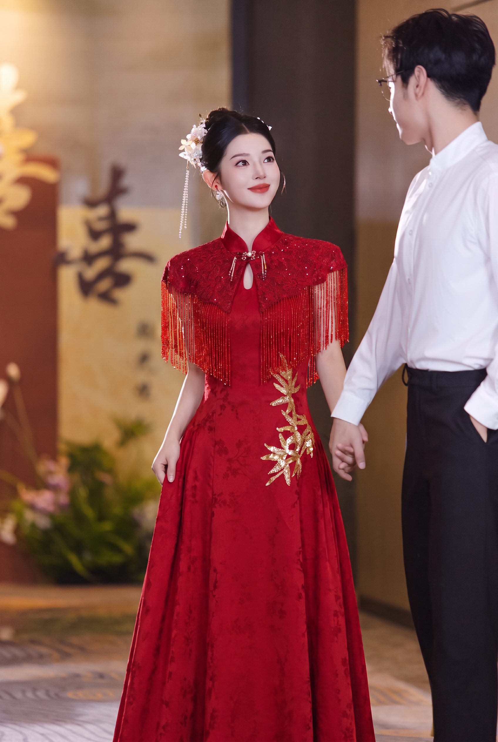 请将参考图1中的红色中式礼服完整还原所有细节，穿到参考图2的女… - 图片创意预览