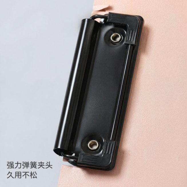 [主图-3] 板夹五金夹头细节特写主图。
[氛围风格] 品质细节展示，真实清晰；
[画质] 商业摄影质感、光线柔和通透、产品清晰真实、画面干净高级。
[元素] 黑色强力金属夹头微距特写，夹在浅粉色磨砂预览效果