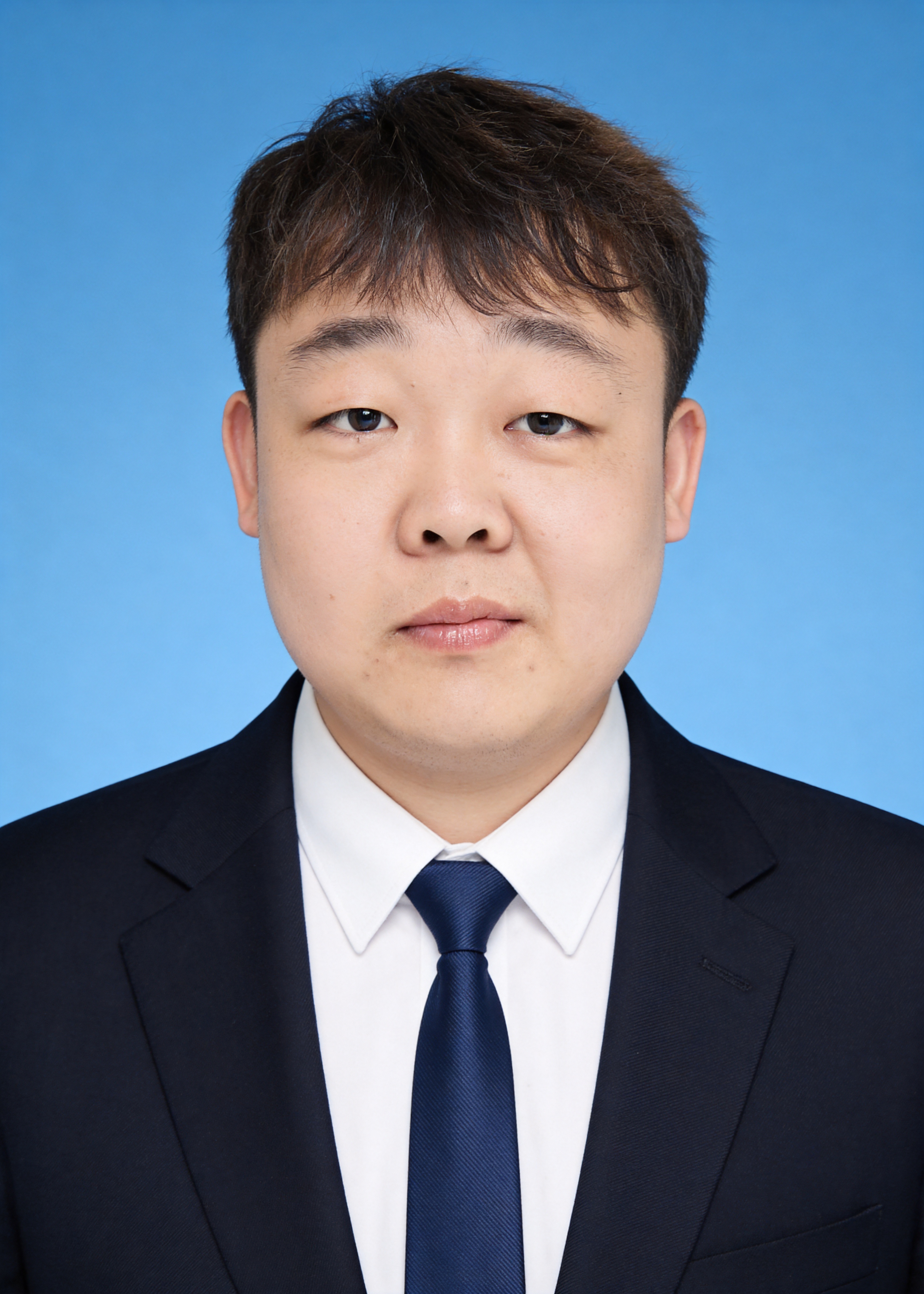 保留第一张图中人物发型、脸型、五官特征、年龄特征生成标准样式纯… - 图片创意预览