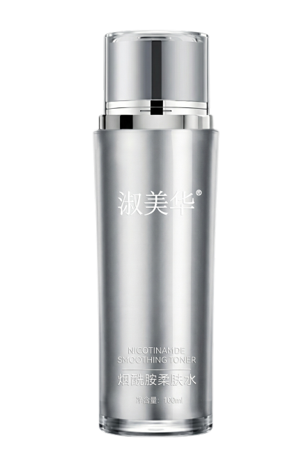 产品为银色金属光泽瓶身，搭配透明质感瓶盖，整体是简约轻奢风格；
清晰呈现瓶身细节：蚀刻质感的 “淑美华” 品牌标识、英文 “NICOTINAMIDE SMOOTHING TONER”、中文 “烟酰胺柔预览效果