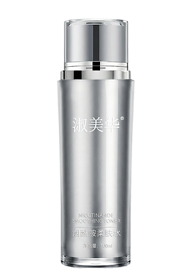 产品为银色金属光泽瓶身，搭配透明质感瓶盖，整体是简约轻奢风格；
清晰呈现瓶身细节：蚀刻质感的 “淑美华” 品牌标识、英文 “NICOTINAMIDE SMOOTHING TONER”、中文 “烟酰胺柔肤水” 及 “净含量：100ml”，文字需与瓶身金属质感适配；
背景用纯净白色 / 浅灰，光线均匀柔和（突出金属瓶身的光泽层次与文字蚀刻的清晰细节），所有边缘（瓶盖、瓶身）锐利无模糊，分辨率不低于 4K。