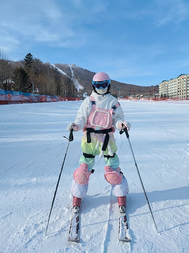 图片颜色换成正常下雪后正常颜色，后面背景陌生人不要，衣服上兔子不要，衣服右边肩带能调摆正吗？