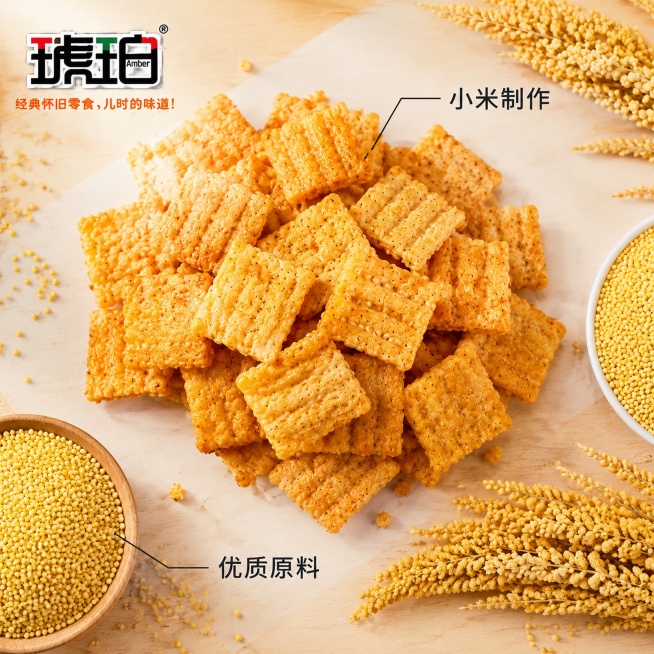 [主图-3] 琥珀小米锅巴原料细节展示图。[氛围风格] 干净食材展台风格，突出优质原料。[画质] 商业摄影质感、光线柔和通透、产品清晰真实、画面干净高级。[元素] 中心位置堆放大块金黄小米锅巴，周围摆预览效果