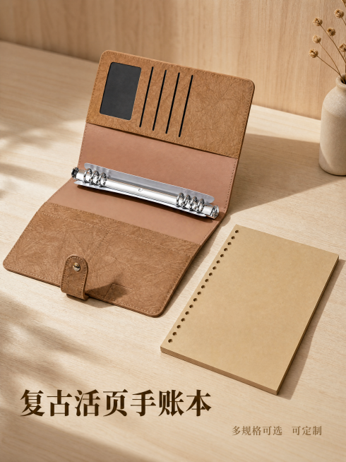 [主图-5] 整体组合展示-活页本全套产品展示图。[氛围风格] 简约文艺套装展示，场景化氛围感。[画质] 商业摄影质感、光线柔和通透、产品清晰真实、画面干净高级。[元素] 活页本+牛皮替换内芯组合展示预览效果