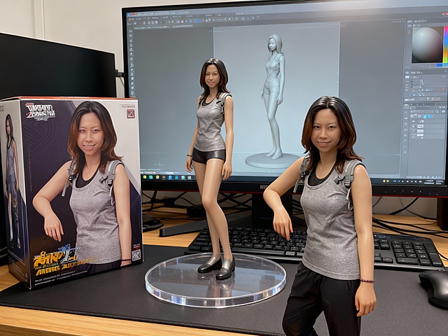 现代感与科技感交融的3D重拟物风手办，玻璃质感底座呼应虚拟现实设计，塑料风细节呈现真实肌理，展现数字与实体的跨界创意。