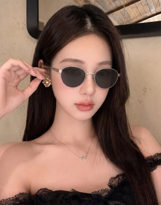 【主体保护指令】请保持参考图 1 中的【同一模特、同一服装、同一场景光感】一致，包括面部五官、服装细节、背景色调、光影，不做改动。仅姿势、镜头景别、朝向按描述重新生成。
画面整体为电商模特展示图，模特预览效果