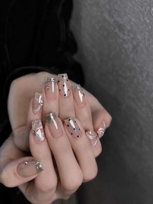 参考原图的美甲款式和风格，重新生成画面内容，移除画面中的MIKADO NAIL文字水印、小红书logo和小红书号水印，保持美甲的裸粉色底色、银色调装饰和款式不变预览效果