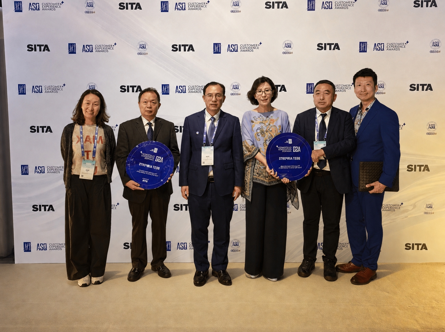 将图中的6个人物（含他们手中的奖牌、物品）自然地合成到ASQ… - 图片创意预览
