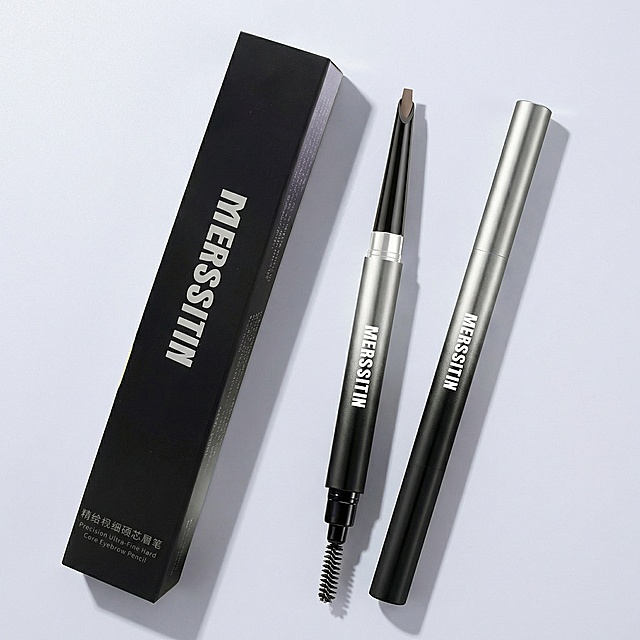 将图2中的MERSITIN眉笔及包装盒，替换到图1的布局场景中，保持图1的浅灰色背景、光影效果和摆放角度，产品主体细节完整保留，整体风格统一协调