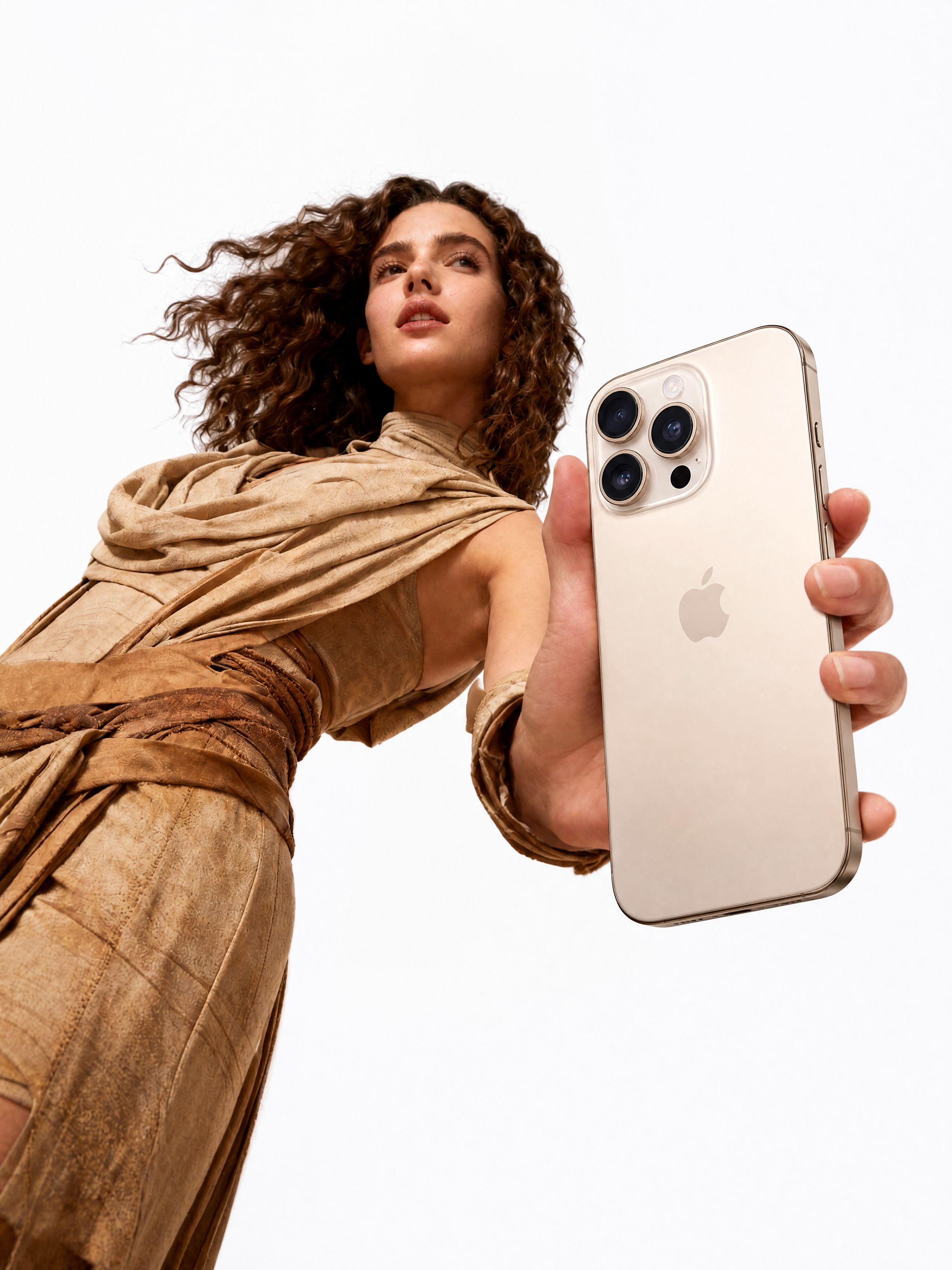 将图中美女手中的一加手机替换为金色iPhone 16 Pro（… - 图片创意预览