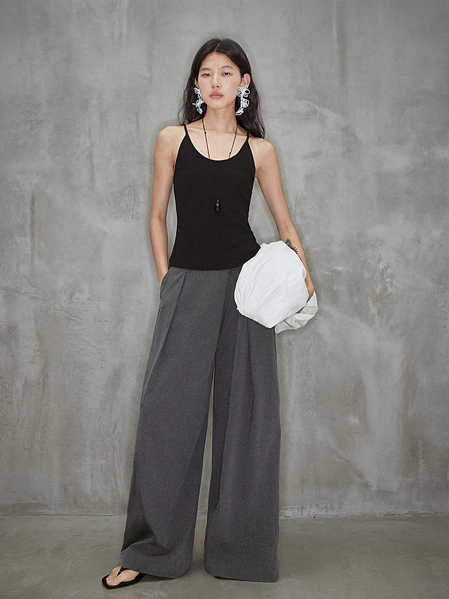 保留人物和服装，将背景替换成第一张图的高级简约水泥灰艺术背景，去除图片中的所有文字水印，保持人物和服装不变，光影风格和背景质感与参考背景一致