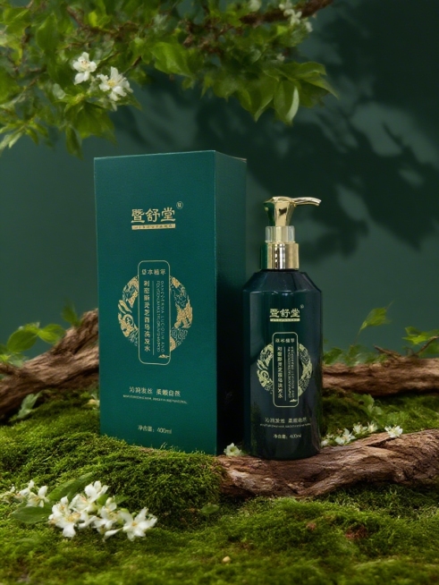 主体放置在覆盖苔藓的地面上，周围有枯木、绿叶、绽放的茉莉花，背景为深绿色，树影预览效果