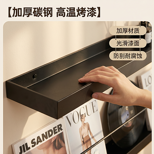 [主图 3] 材质与工艺细节展示图。
[氛围风格] 温馨简约现代家居风格，和首图保持同一空间背景和光影色调。
[画质] 商业摄影质感，光线柔和通透，产品清晰真实，画面干净高级，文字清晰可辨，超高清。
[元素] 保持悬浮电视柜产品外观（物理结构，材质质感，颜色）与输入图片绝对一致，杜绝任何变形和色差，精细化处理。全屏放大展示加厚碳钢材质和高温烤漆表面的细节，加入手部触摸柜体表面的动作，突出材质质感和光滑漆面。画面保持产品和浅米色墙面背景。商品主体占比严格控制在 60%-80% 之间，画面满屏无边框。
[光影] 和主图1保持一致的午后暖调自然光，突出材质肌理感，光影方向统一，层次清晰。
[配色] 主色调浅暖米+黑，和首图保持一致。
[视角构图] 特写视角，聚焦柜体材质表面，景深较浅突出细节。
[文字版式] 顶部左对齐主标题加粗 "【加厚碳钢 高温烤漆】"，右侧悬浮三个圆角小标签分别标注："加厚材质" "光滑漆面" "防刮耐腐蚀"，深色文字浅色背景对比清晰。
[比例分辨率] 1:1 比例，2k 分辨率。
[负向提示词] 变形，水印，文字错乱，产品图模糊，背景杂乱，遮挡主体。