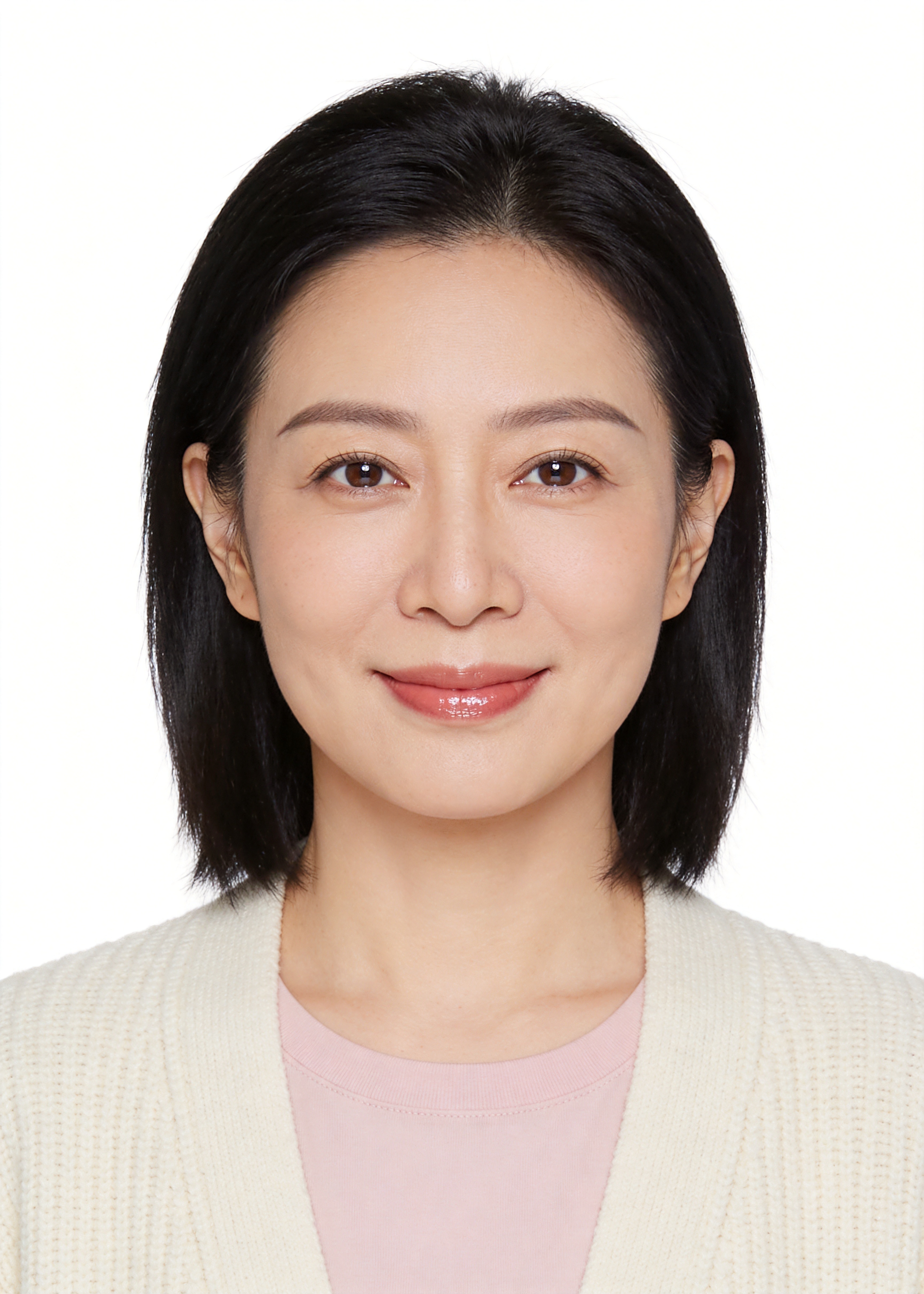 标准证件照,45岁中年亚洲女性,资深儿童陪伴师气质,温柔亲和,… - 图片创意预览