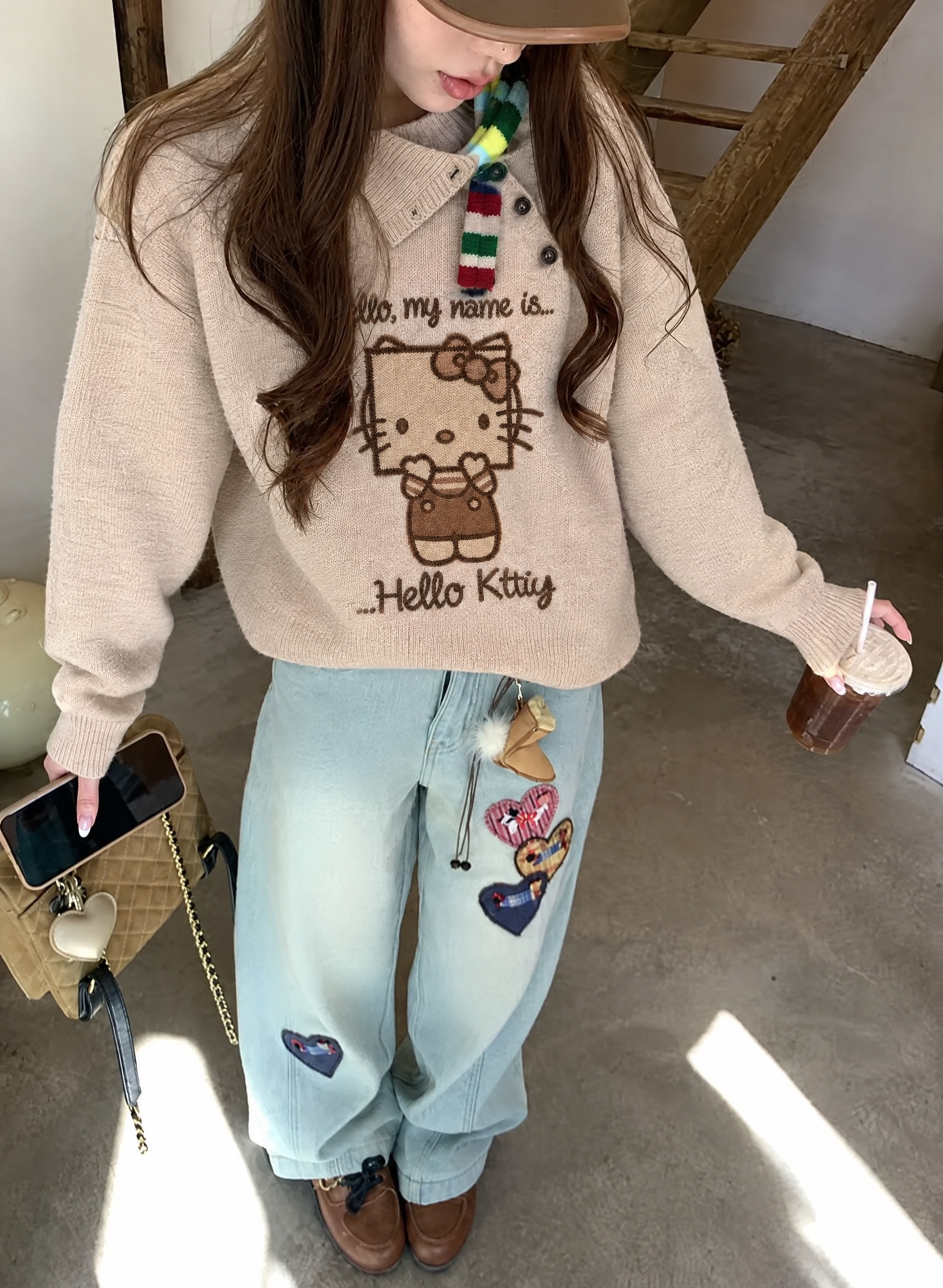 将图1中的米色翻领Hello Kitty图案毛衣完整穿到图5模… - 图片创意预览