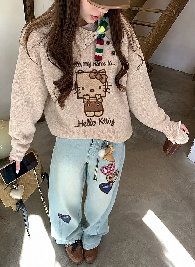 将图1中的米色翻领Hello Kitty图案毛衣完整穿到图5模特身上，保留模特原有的五官、脸型、姿势、身体姿态、发型、帽子、围巾、裤子、包包、鞋子、手中饮品、背景环境完全不变，衣服版型、花色、纹理、面料严格复刻参考服装，真实人像摄影，自然光，皮肤质感真实，高清，写实，柔和环境光影，衣服贴合身体，服装褶皱自然，无水印，无文字，无logo，无畸形肢体，画面干净，不要改变人物长相